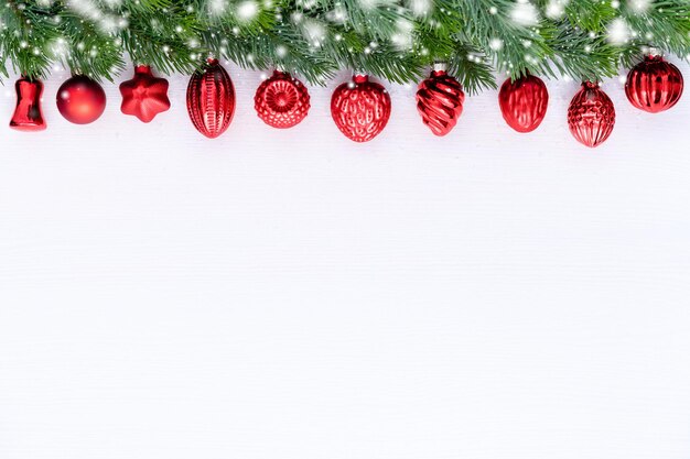 Décoration de Noël sur fond en bois blanc avec espace de copie thème de Noël rouge différent