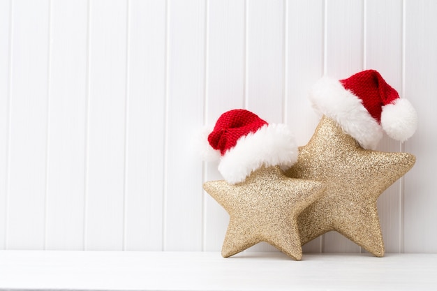 Décoration de Noël sur un fond en bois blanc.