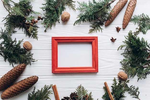 Décoration de Noël sur le fond en bois blanc.