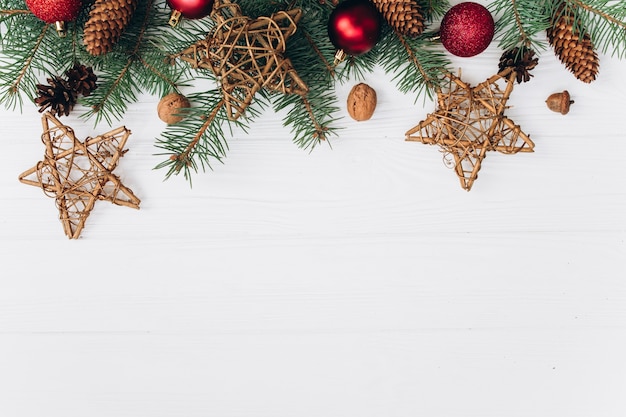 Décoration de Noël sur un fond en bois blanc.