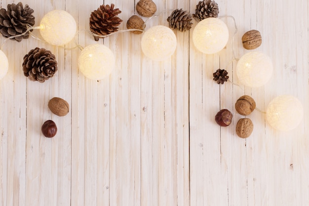 Décoration de Noël sur fond de bois blanc