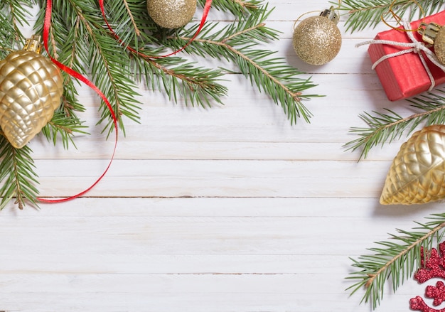 Décoration de Noël sur fond en bois blanc