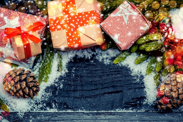 Photo décoration de noël sur fond de bois avec de la neige