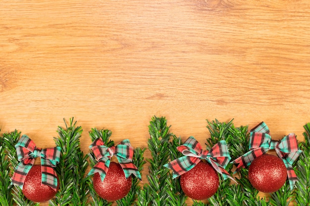 Décoration de Noël sur fond en bois. Vue de dessus avec l&#39;espace pour votre texte.