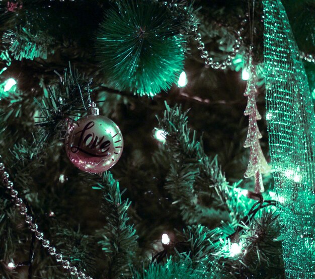 Photo décoration de noël sur fond de flocon de neige