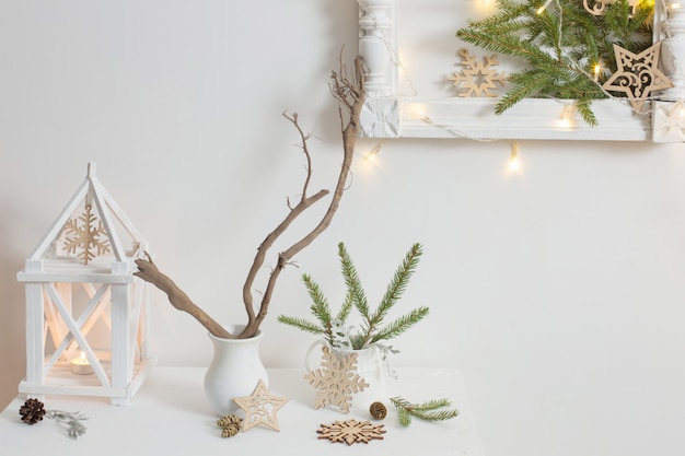 Décoration de Noël sur fond de mur blanc