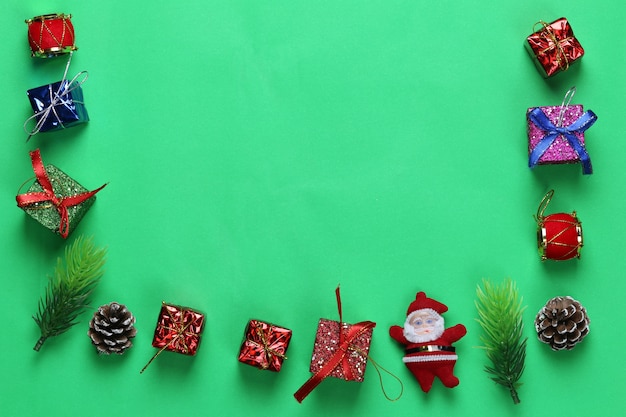 Décoration de Noël sur fond de papier d&#39;art vert