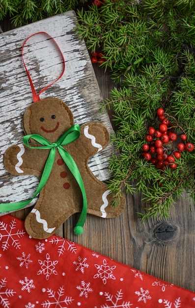 Décoration de Noël avec jouet homme pain d&#39;épice