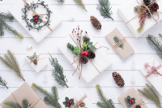 Décoration de Noël joyeux pour la célébration sur fond de bois blanc