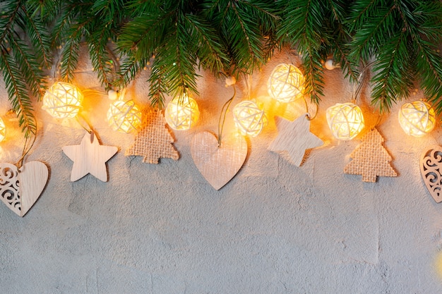 Décoration de Noël avec des lumières de guirlande sur fond de béton