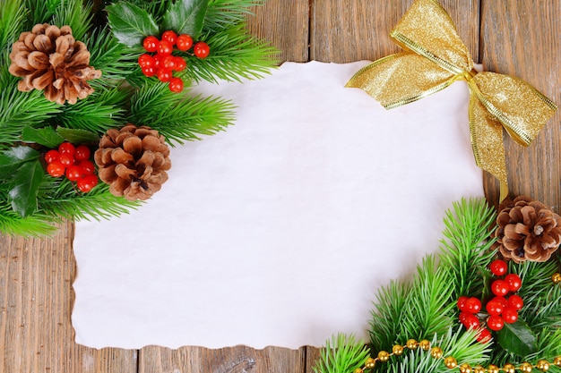 Photo décoration de noël avec de la merde de papier sur fond de bois