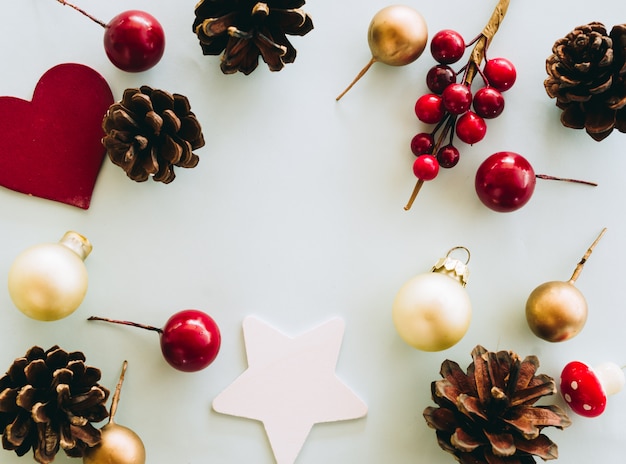 Photo décoration de noël mis en place sur une table en bois de la vue de dessus