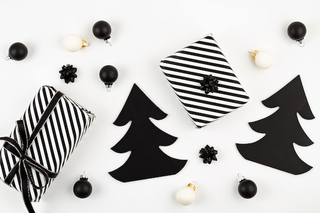 Décoration de Noël à la mode à la mode avec des cadeaux en couleurs noir et blanc