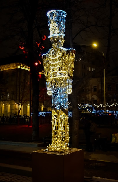 Décoration de Noël à Moscou, décoration de soldats avec des lumières, soldats de plomb en illumination