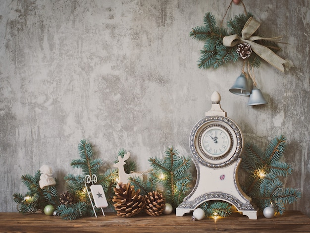 Décoration de Noël sur le mur de béton