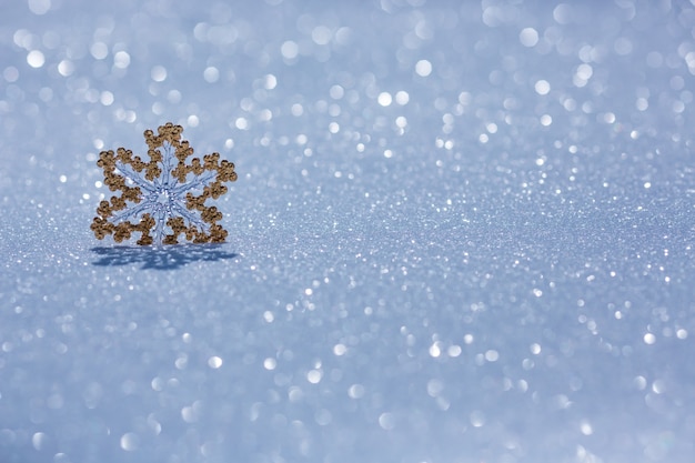 Photo décoration de noël sur la neige sur fond de lumières floues