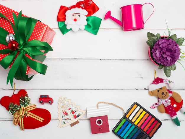 Décoration de Noël objet mignon avec bois ou fond de couleur Décorations de Noël couleur branches de sapin sur fond rouge Vue de dessus plate lay copie espace