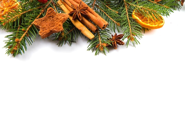 Décoration de Noël, orange, anis étoilé et cannelle, isolé sur fond blanc