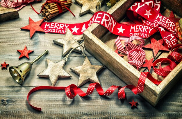 Décoration de Noël et ornements sur fond de bois rustique. Photo de couleur sombre de style rétro avec vignette