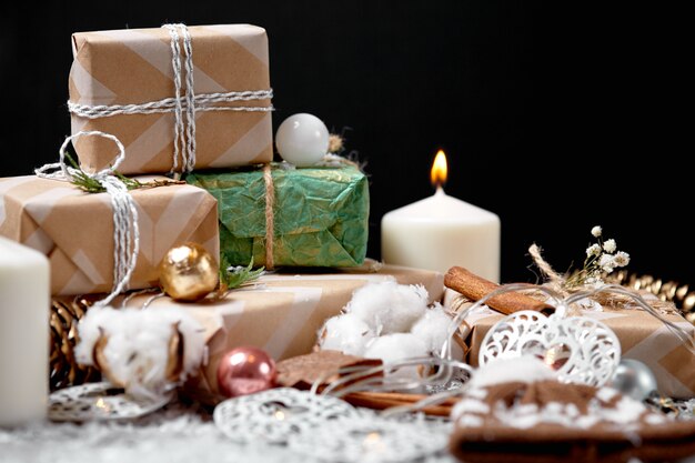 Décoration de Noël et ornements sur fond en bois rustique.