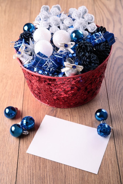 Décoration de Noël et papier sur bois brun