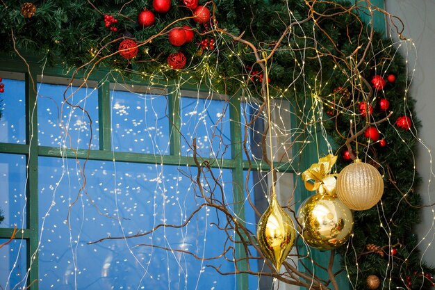 Décoration de Noël à partir de branches de sapin et de jouets sur la fenêtre dans une maison confortable. Jouets de Noël dans la chambre