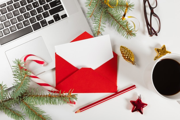 Décoration de Noël à plat dans le bureau