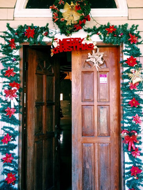 Photo décoration de noël sur la porte de la maison