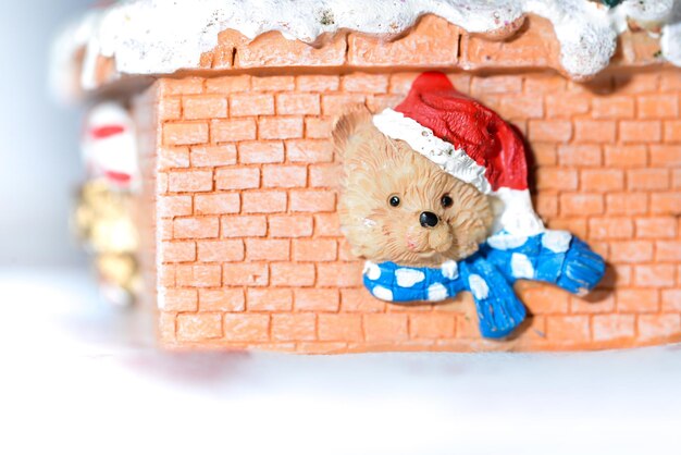 Décoration de Noël pour l'ambiance enneigée d'hiver dans la maison sur la table.