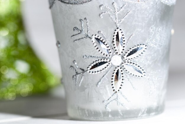 Décoration de Noël pour l'ambiance enneigée d'hiver dans la maison sur la table.