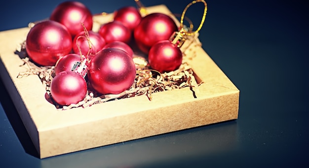 Décoration de Noël pour le sapin de Noël. Des petites boules pour décorer le sapin de Noël. Jouets pour la nouvelle année.