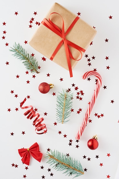 Décoration de Noël avec présent sur blanc