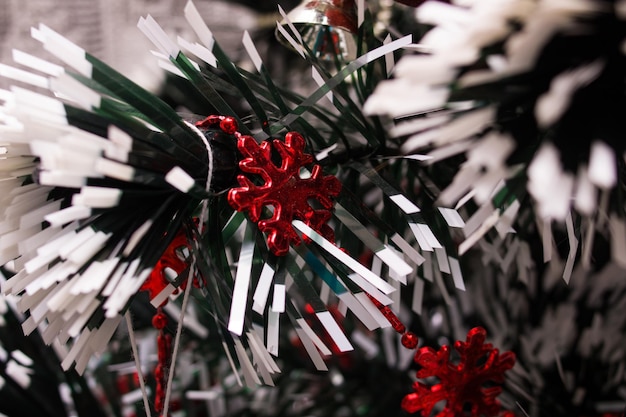 Décoration de Noël rouge sur une branche d'épinette