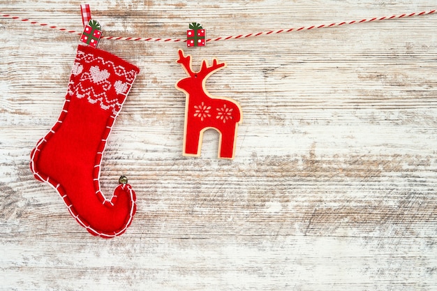 Décoration de Noël rouge sur la vieille surface en bois.