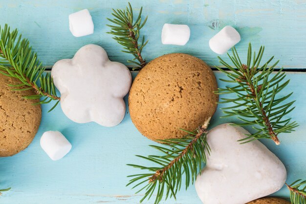 Décoration de Noël avec sapin, biscuits de Noël et guimauve