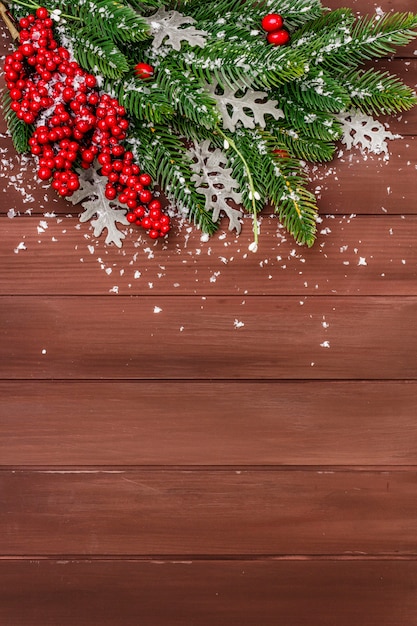 Décoration De Noël. Sapin Du Nouvel An, Feuilles Fraîches Et Neige Artificielle.