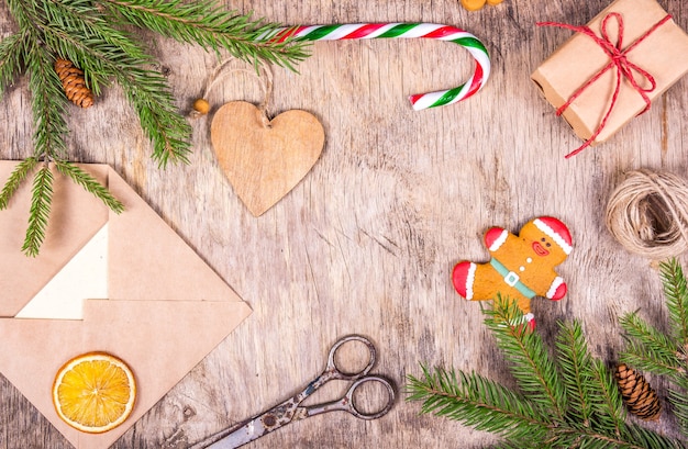 Décoration de Noël avec sapin et emballage cadeau