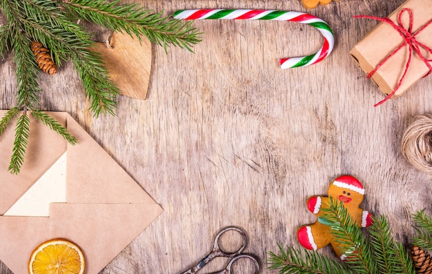 Décoration de Noël avec sapin et emballage cadeau