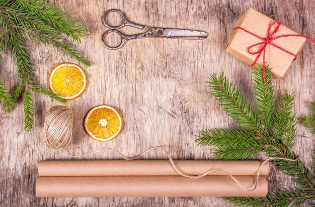 Décoration de Noël avec sapin et emballage cadeau