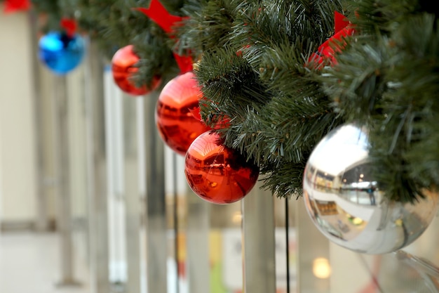 Décoration de Noël des sphères du centre commercial, des arcs et des branches d'un sapin