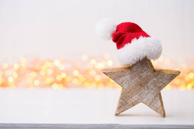 Décoration de Noël sur une surface en bois blanche.