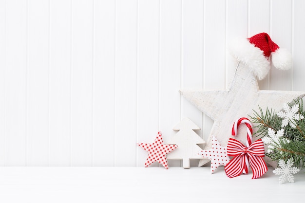 Décoration de Noël sur une surface en bois blanche.