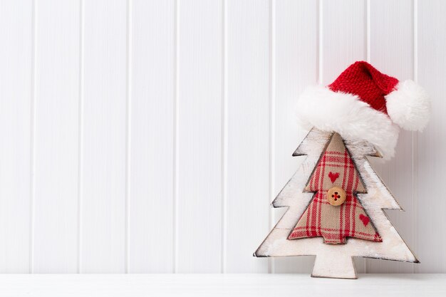 Décoration de Noël sur une surface en bois blanche.