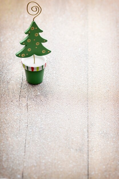 Photo décoration de noël sur une surface en bois.