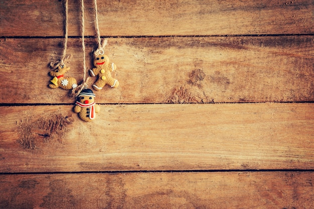 Photo décoration de noël suspendue sur fond de bois avec de l'espace