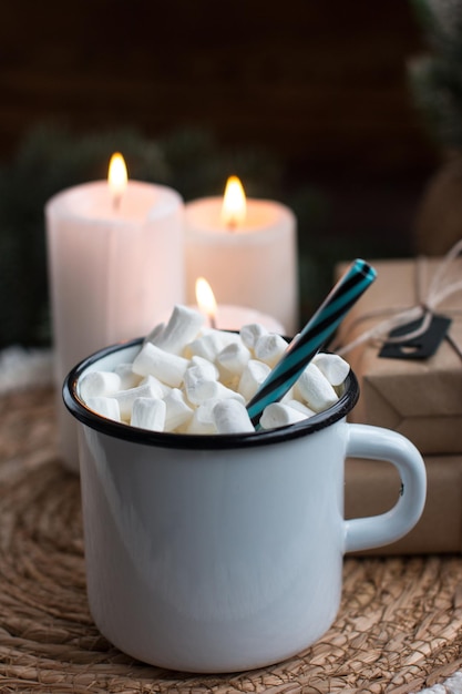 Décoration de Noël avec une tasse de café et des guimauves Arbre de Noël festif et cadeaux en papier d'artisanat