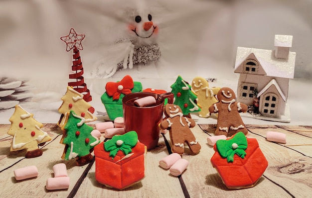 Décoration de Noël avec tasse de chocolat et biscuits au beurre décorés de Noël