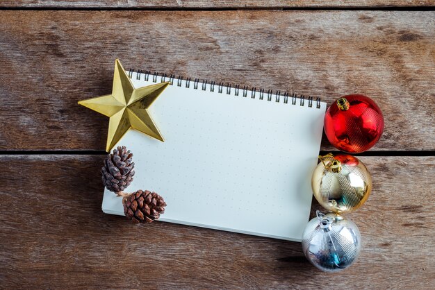 Décoration de Noël, thème avec cahier vierge sur bois