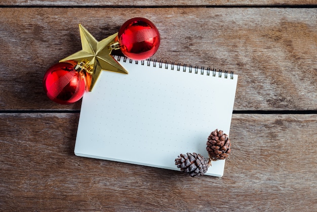 Décoration de Noël, thème avec cahier vierge sur bois