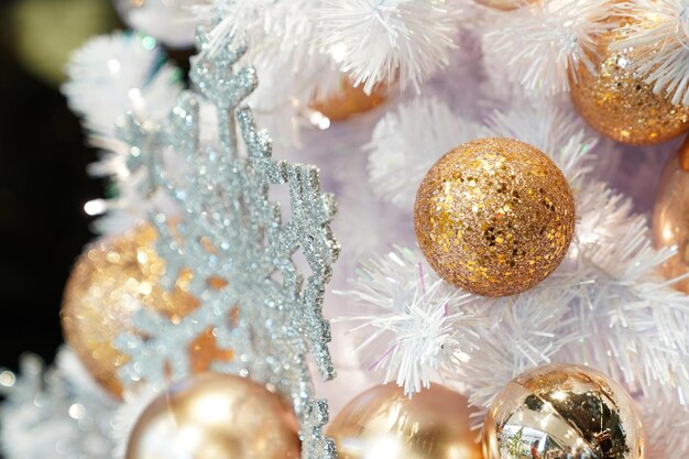 Décoration de Noël sur le thème de l'or avec un arc et une boîte cadeau